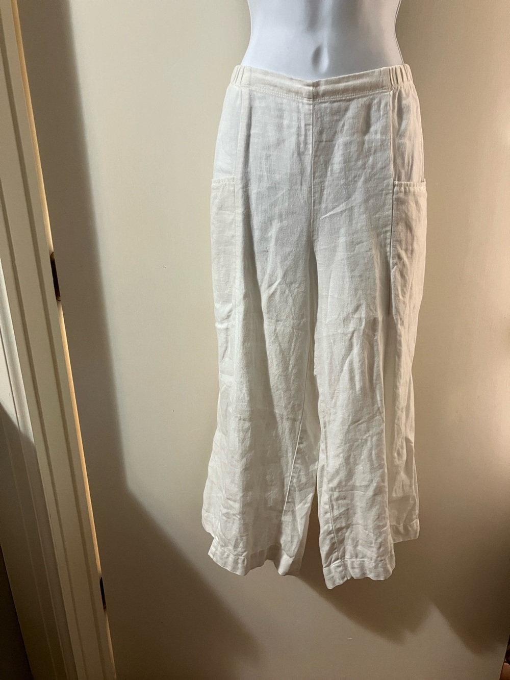 J. Jill Wide Leg Linen Pants in Ivory small hole on lower left back